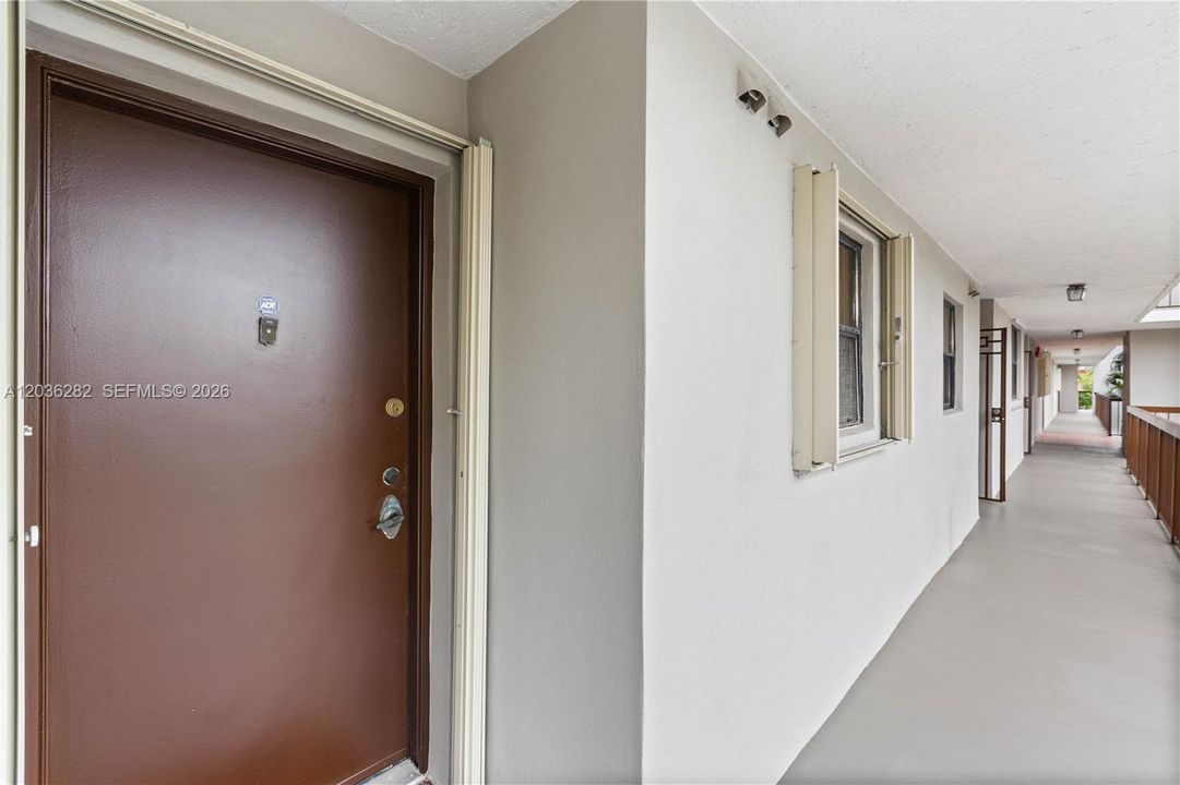 For Sale: $268,000 (2 beds, 2 baths, 958 Square Feet)