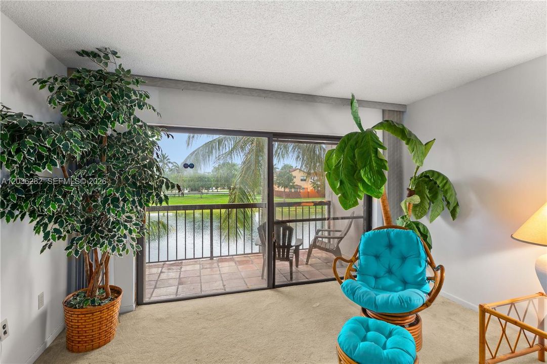 For Sale: $268,000 (2 beds, 2 baths, 958 Square Feet)