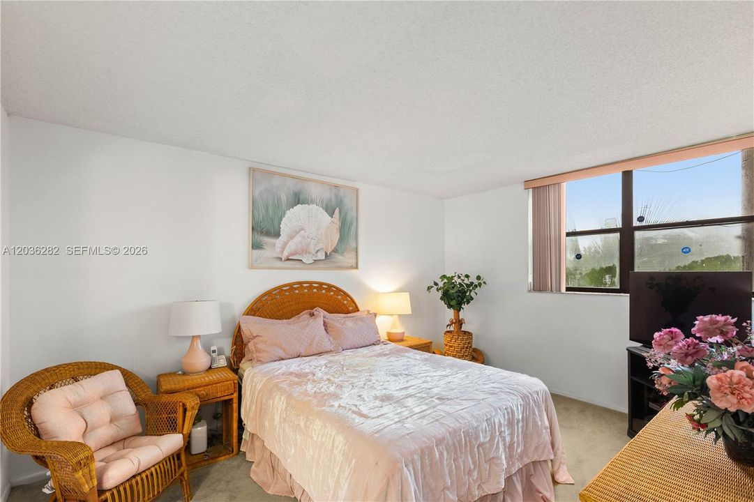 For Sale: $268,000 (2 beds, 2 baths, 958 Square Feet)