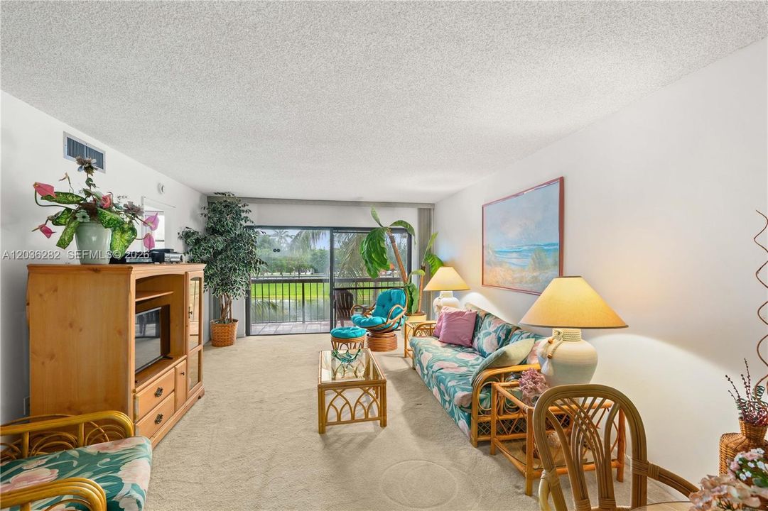 For Sale: $268,000 (2 beds, 2 baths, 958 Square Feet)