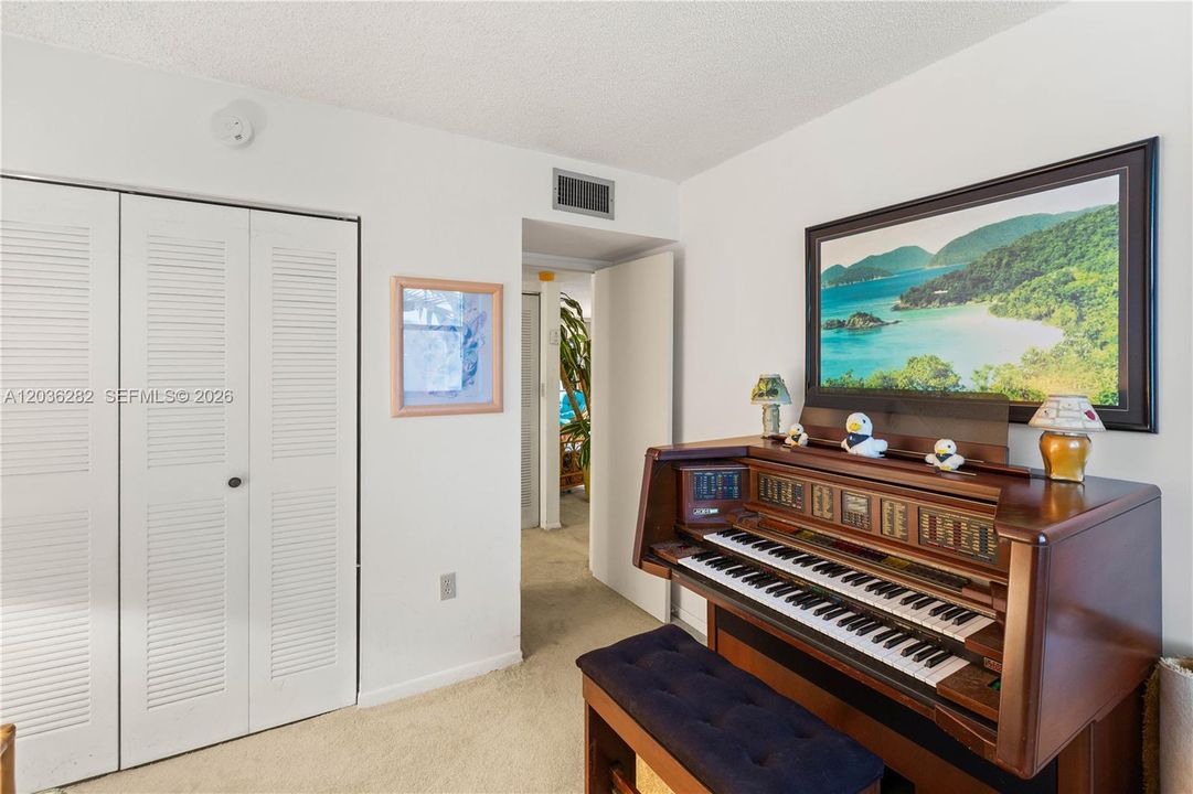 For Sale: $268,000 (2 beds, 2 baths, 958 Square Feet)