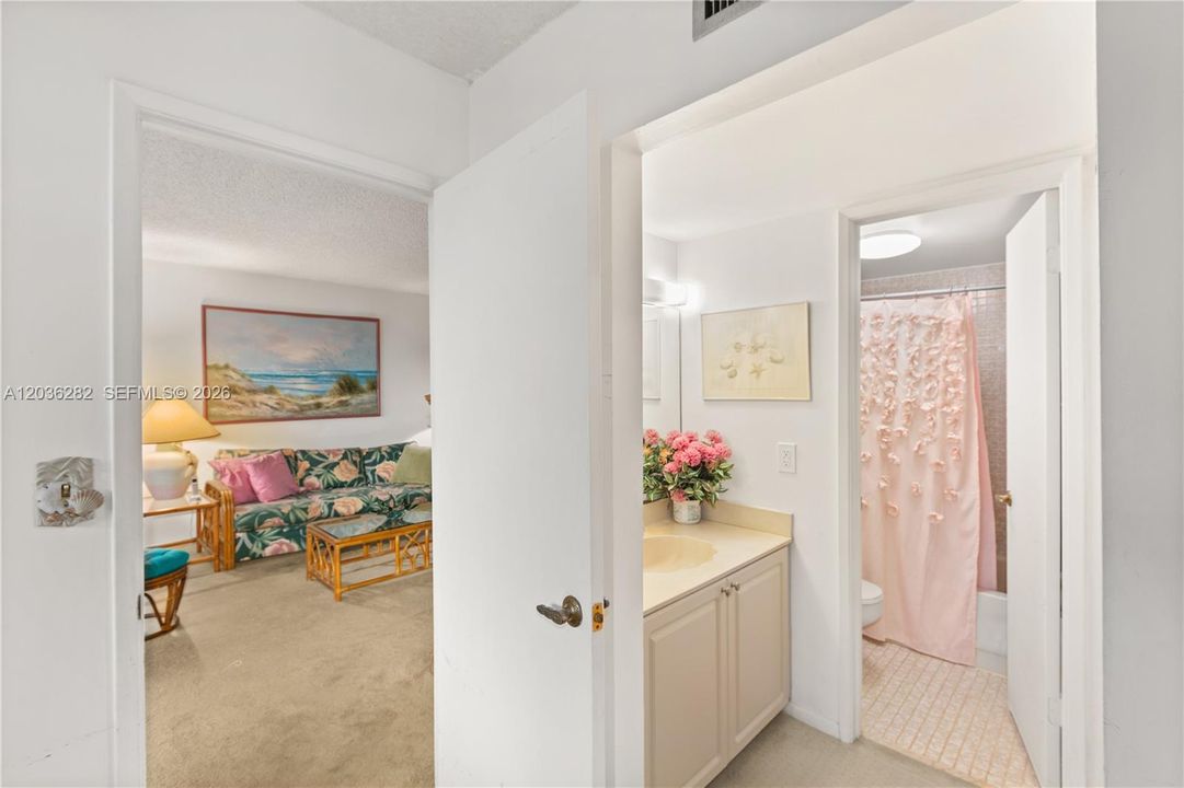 For Sale: $268,000 (2 beds, 2 baths, 958 Square Feet)