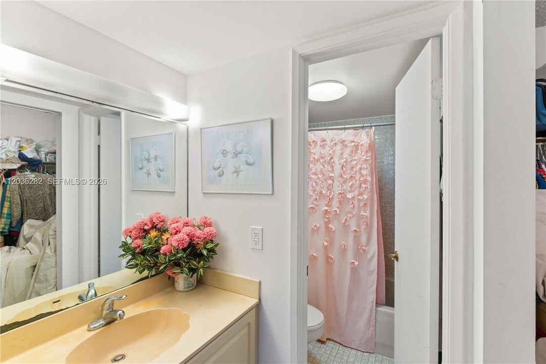 For Sale: $268,000 (2 beds, 2 baths, 958 Square Feet)