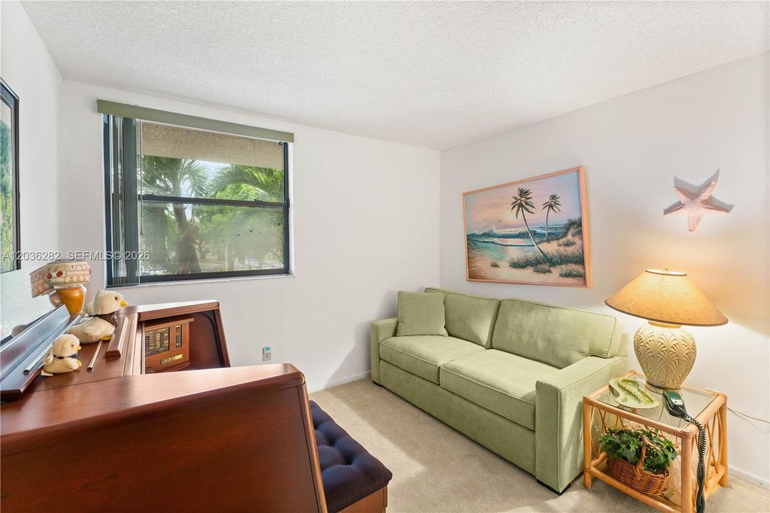 For Sale: $268,000 (2 beds, 2 baths, 958 Square Feet)