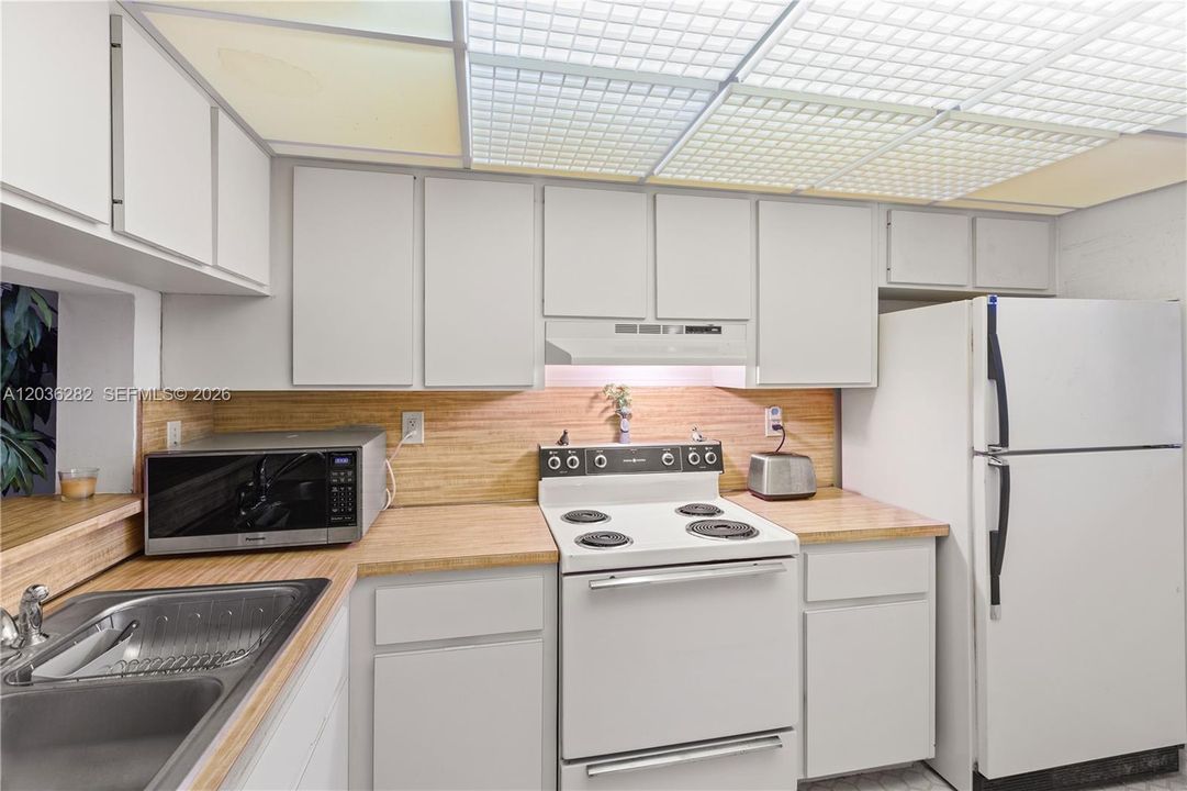 For Sale: $268,000 (2 beds, 2 baths, 958 Square Feet)