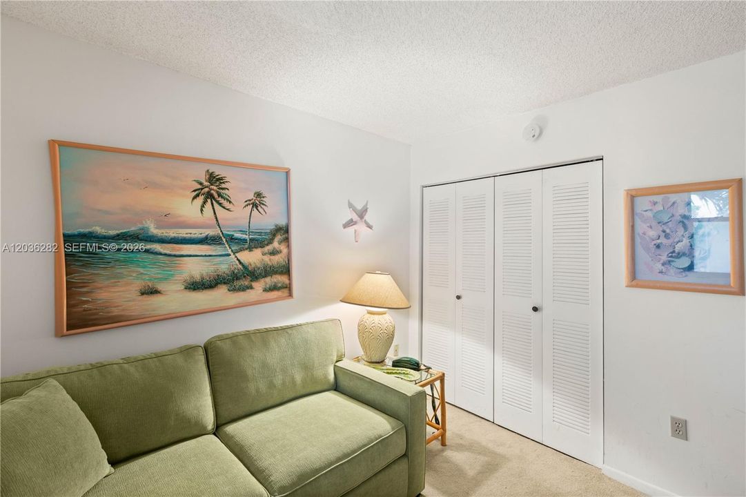 For Sale: $268,000 (2 beds, 2 baths, 958 Square Feet)
