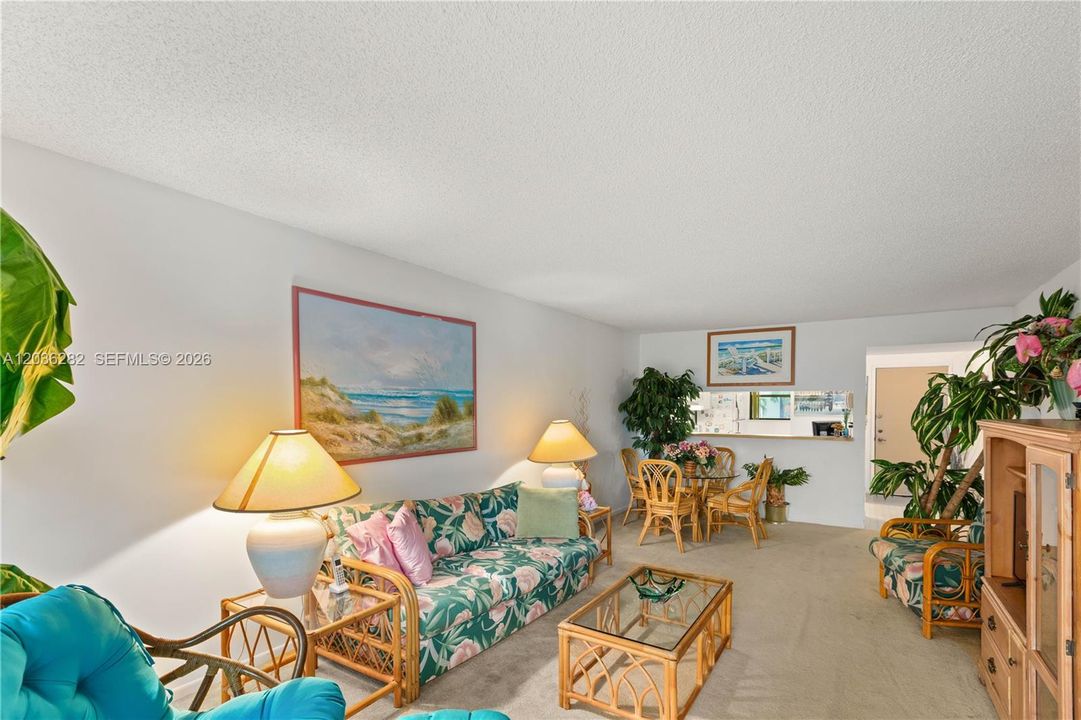 For Sale: $268,000 (2 beds, 2 baths, 958 Square Feet)
