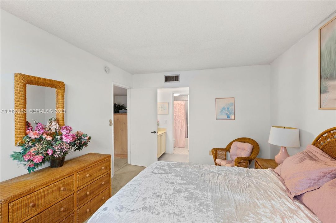 For Sale: $268,000 (2 beds, 2 baths, 958 Square Feet)