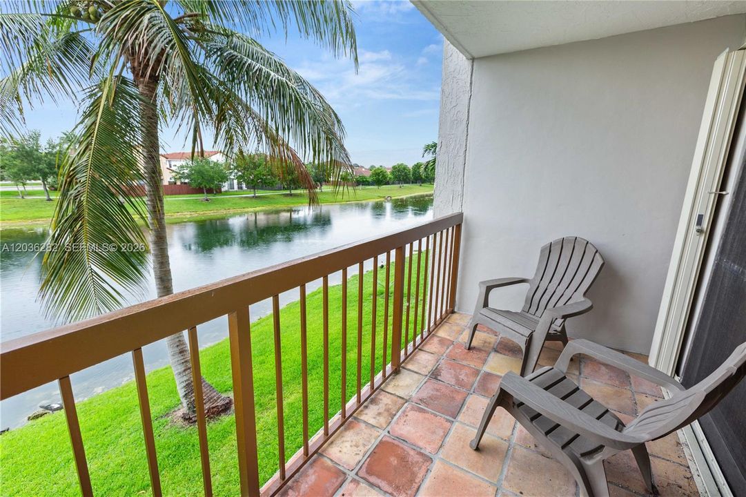 For Sale: $268,000 (2 beds, 2 baths, 958 Square Feet)