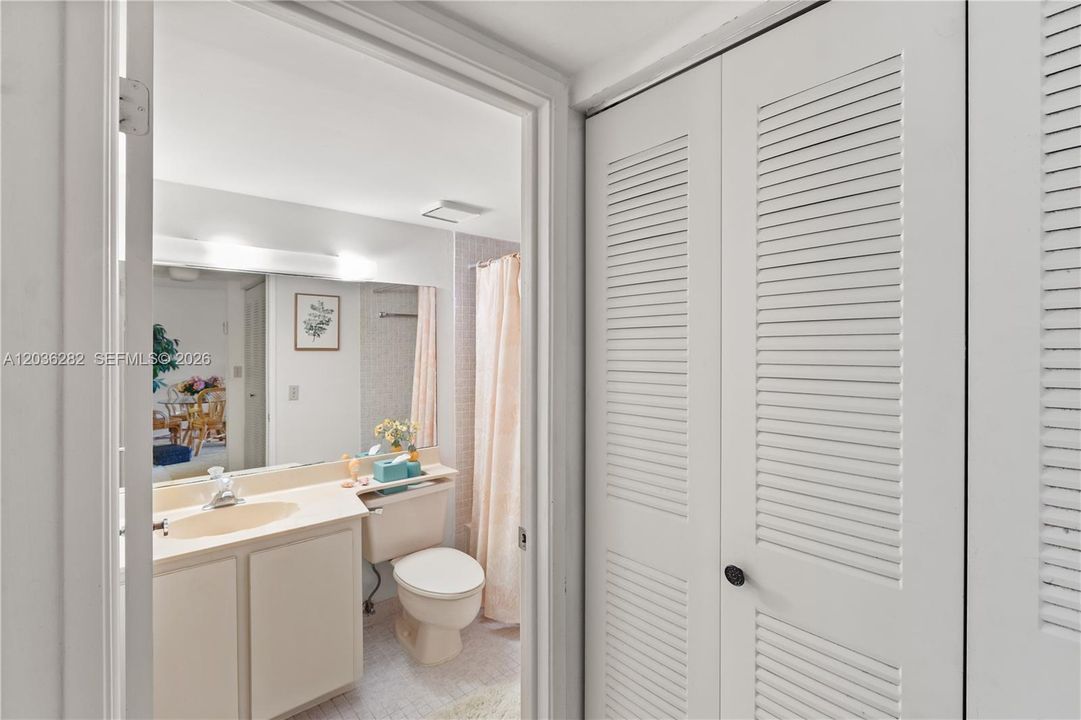For Sale: $268,000 (2 beds, 2 baths, 958 Square Feet)