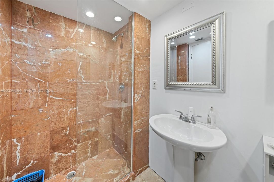 На продажу: $925,000 (2 спален, 2 ванн, 1238 Квадратных фут)