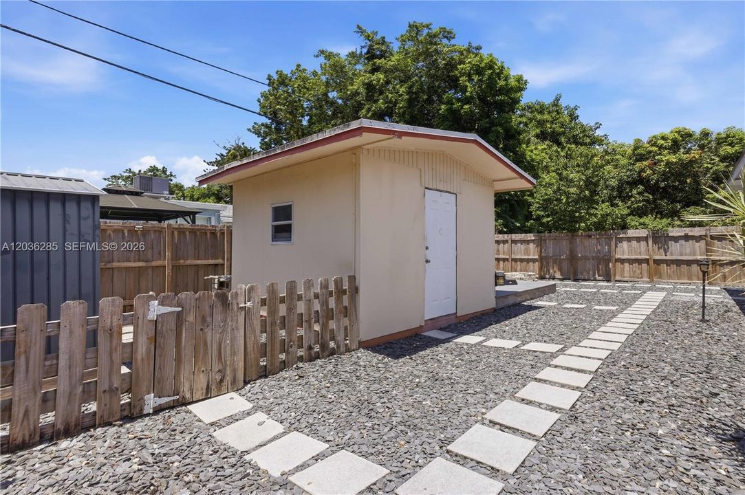 For Sale: $500,000 (3 beds, 2 baths, 1531 Square Feet)