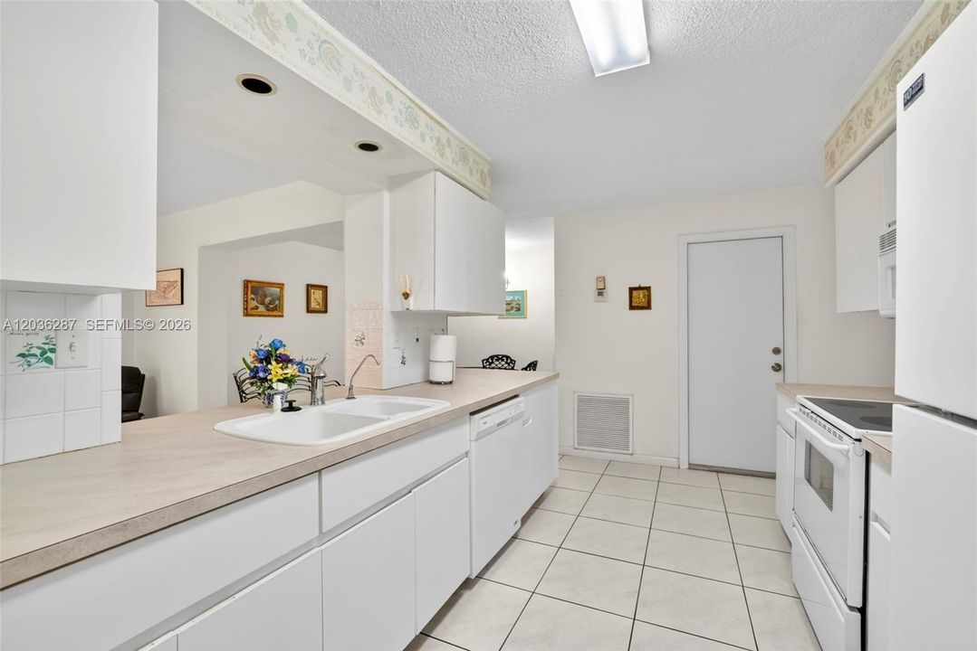 For Sale: $445,000 (3 beds, 2 baths, 1906 Square Feet)