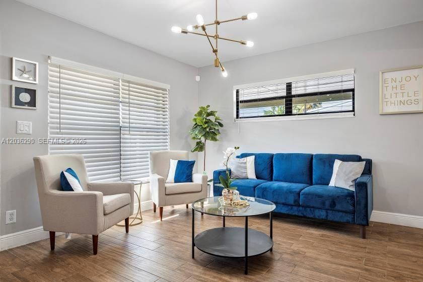 En Venta: $425,000 (2 camas, 1 baños, 988 Pies cuadrados)