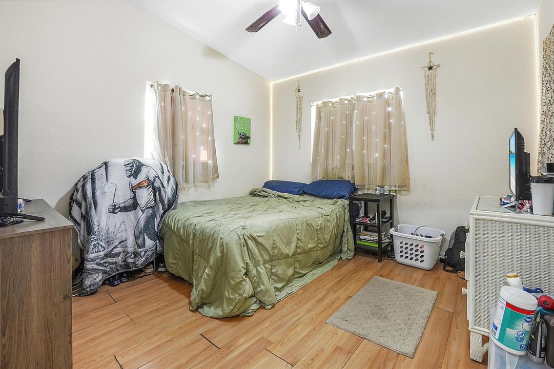 17 Bedroom 06
