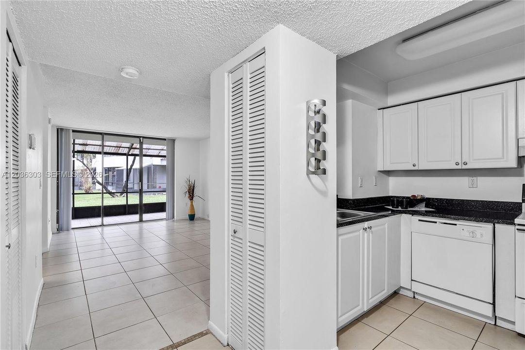 For Rent: $2,150 (2 beds, 1 baths, 896 Square Feet)