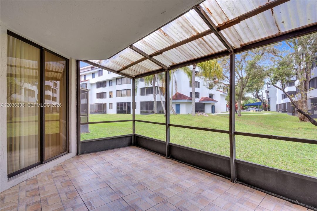 For Rent: $2,150 (2 beds, 1 baths, 896 Square Feet)