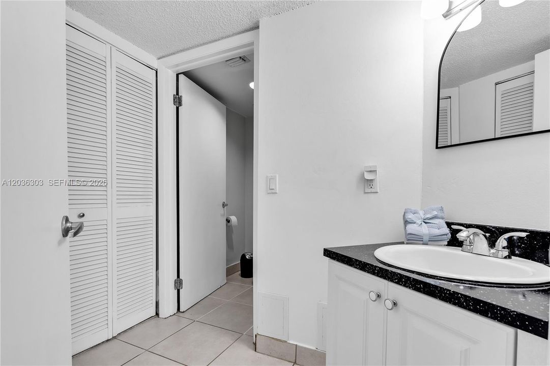 For Rent: $2,150 (2 beds, 1 baths, 896 Square Feet)