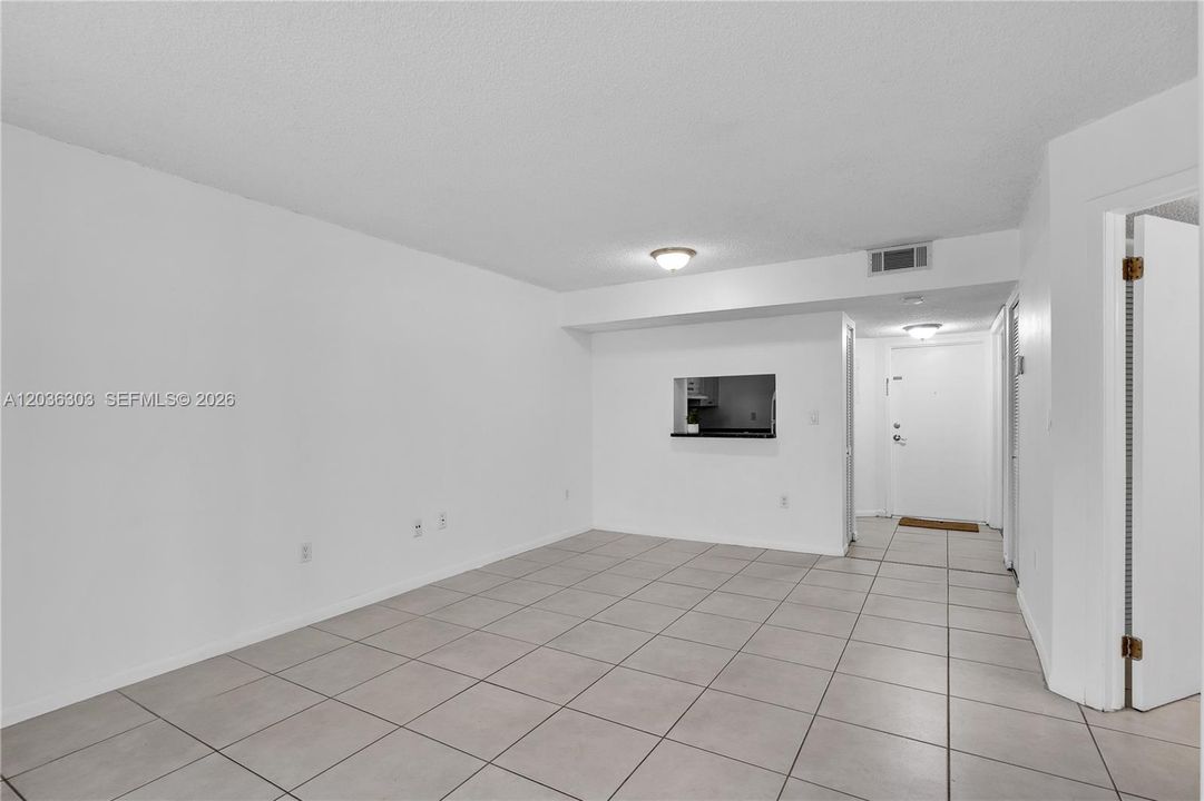 For Rent: $2,150 (2 beds, 1 baths, 896 Square Feet)