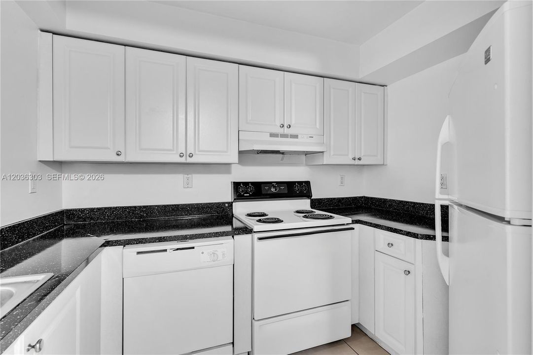 For Rent: $2,150 (2 beds, 1 baths, 896 Square Feet)