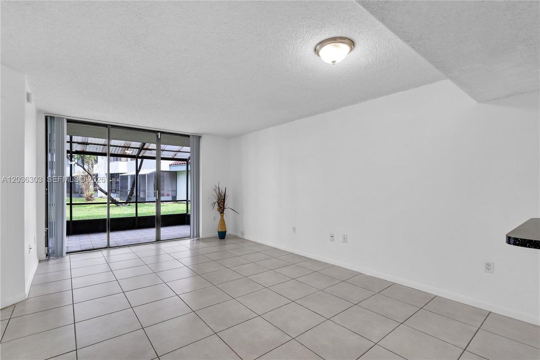 For Rent: $2,150 (2 beds, 1 baths, 896 Square Feet)