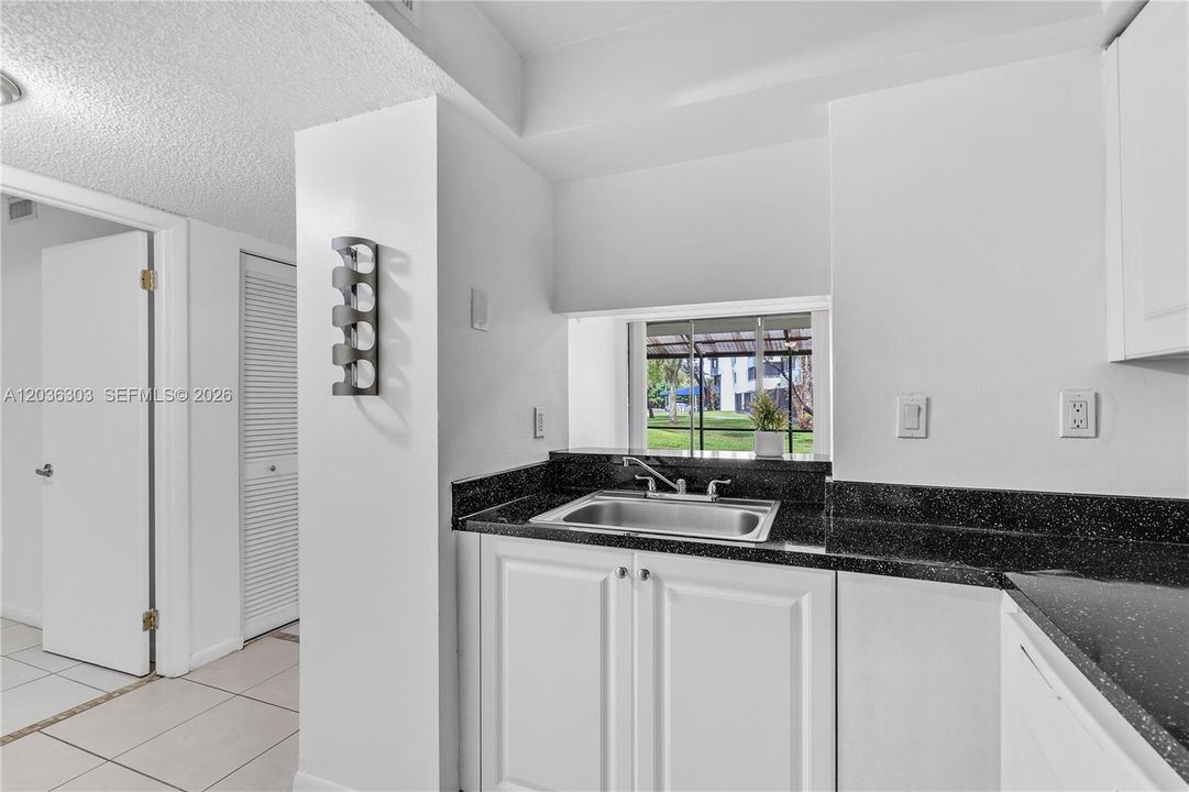 For Rent: $2,150 (2 beds, 1 baths, 896 Square Feet)
