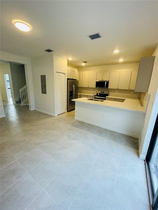 For Rent: $3,300 (4 beds, 2 baths, 1612 Square Feet)