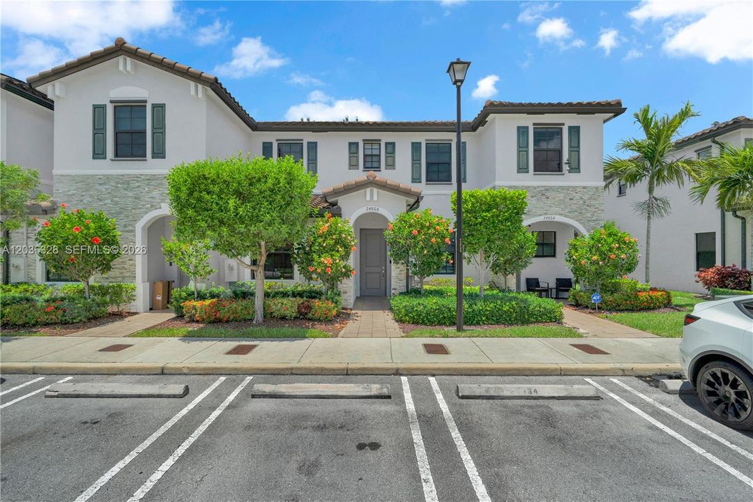 For Sale: $399,000 (3 beds, 3 baths, 1326 Square Feet)