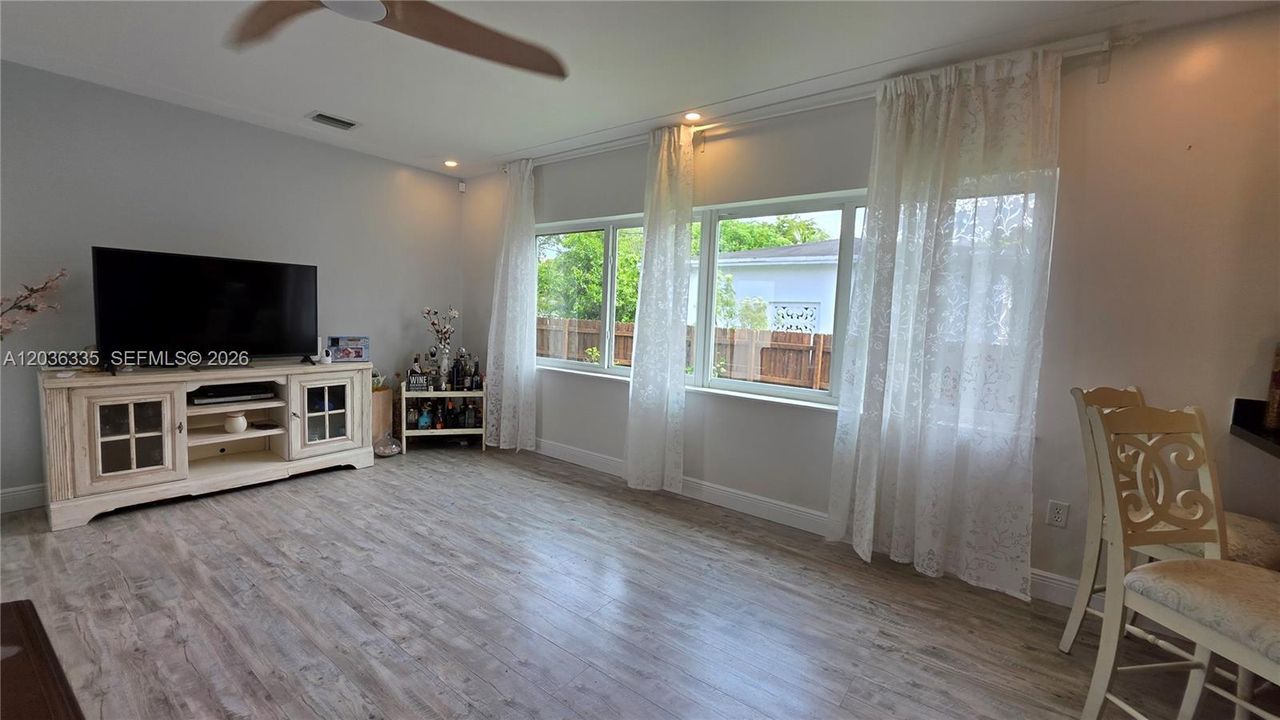 En Renta: $4,950 (2 camas, 2 baños, 1307 Pies cuadrados)