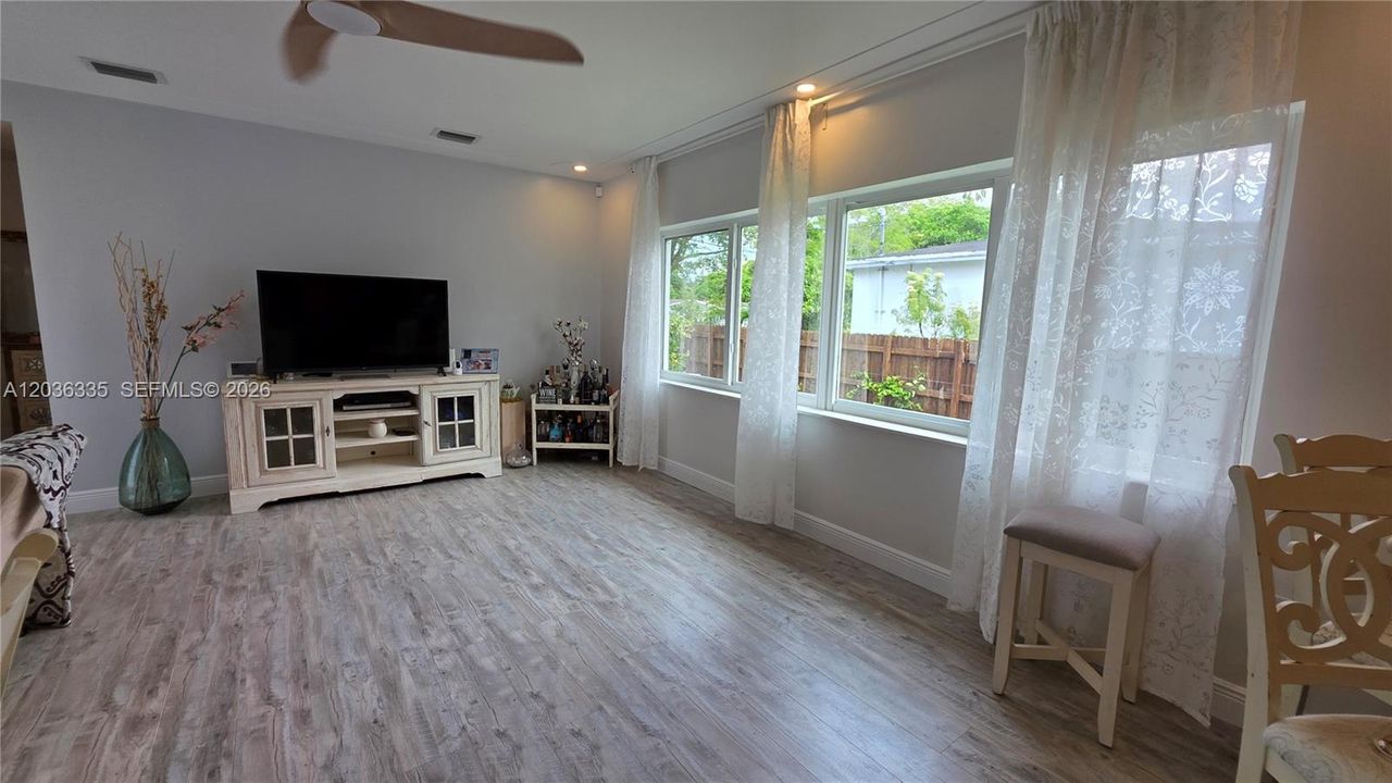 En Renta: $4,950 (2 camas, 2 baños, 1307 Pies cuadrados)