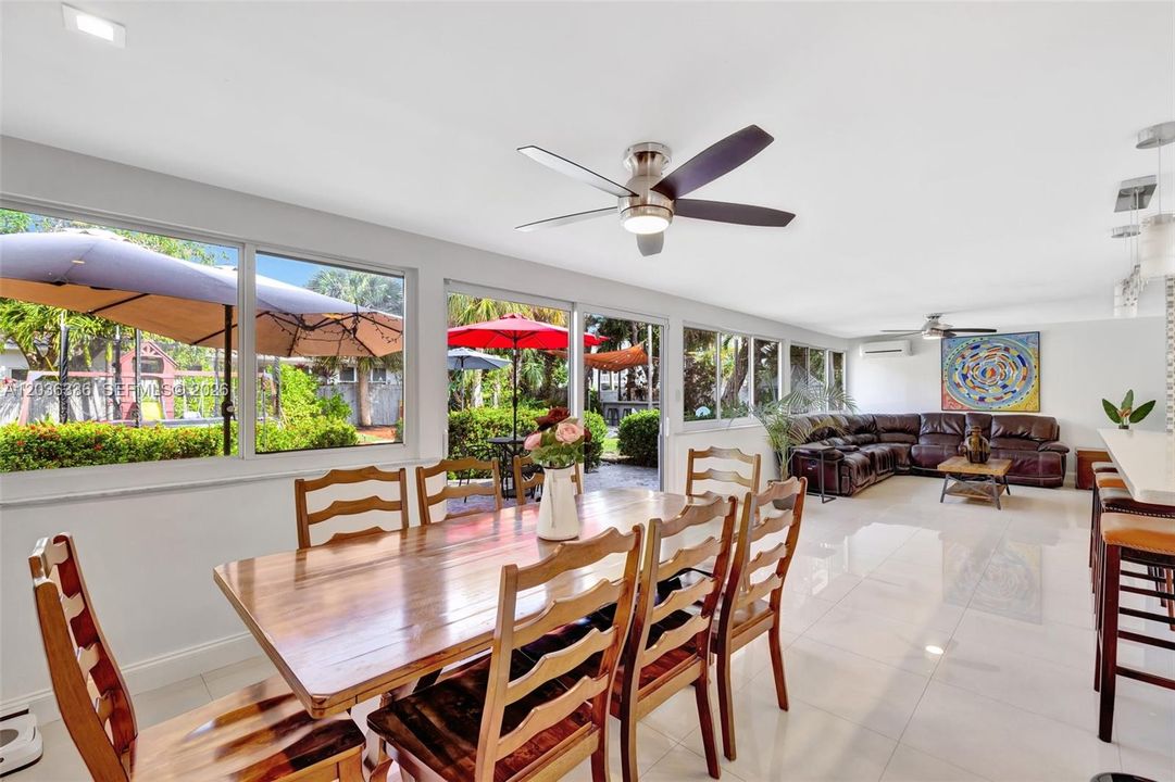 For Sale: $725,000 (3 beds, 3 baths, 1959 Square Feet)