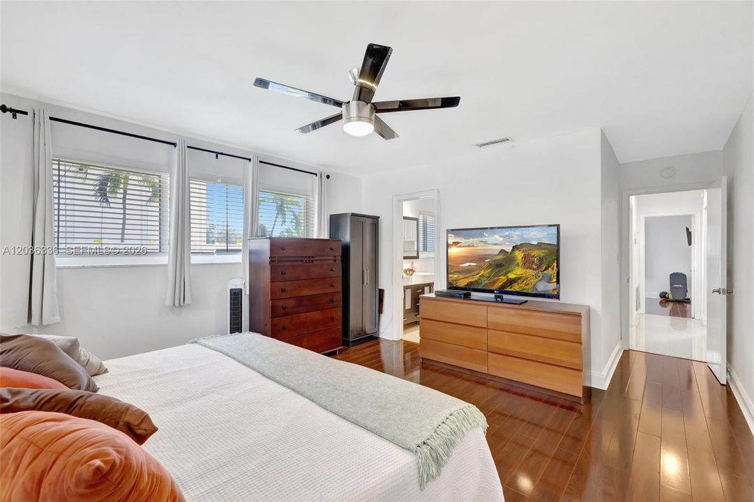 For Sale: $725,000 (3 beds, 3 baths, 1959 Square Feet)