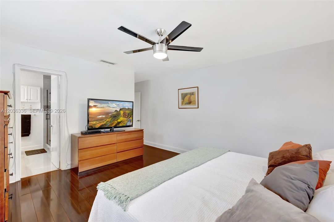 For Sale: $725,000 (3 beds, 3 baths, 1959 Square Feet)