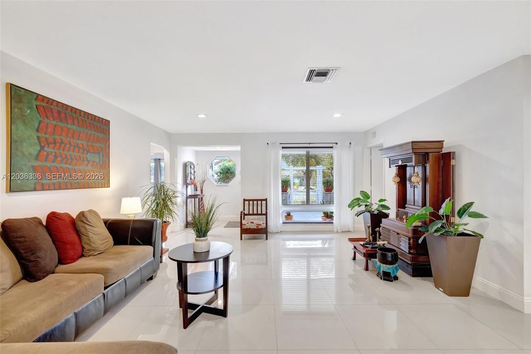 For Sale: $725,000 (3 beds, 3 baths, 1959 Square Feet)