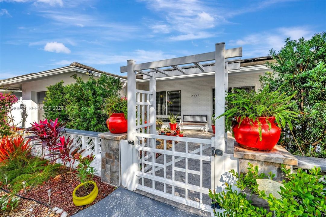 For Sale: $725,000 (3 beds, 3 baths, 1959 Square Feet)