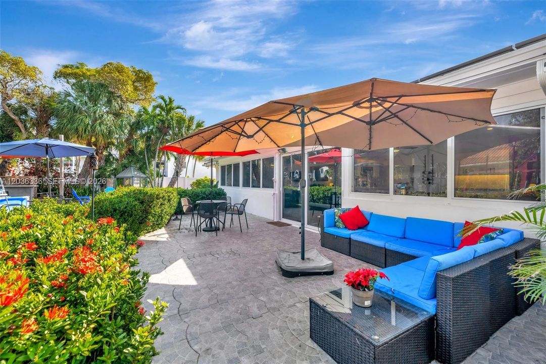 For Sale: $725,000 (3 beds, 3 baths, 1959 Square Feet)