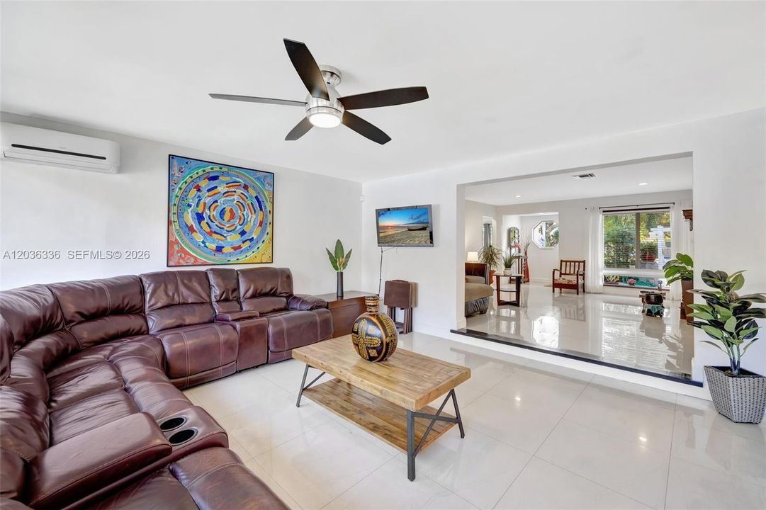 For Sale: $725,000 (3 beds, 3 baths, 1959 Square Feet)