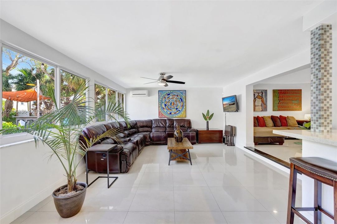 For Sale: $725,000 (3 beds, 3 baths, 1959 Square Feet)