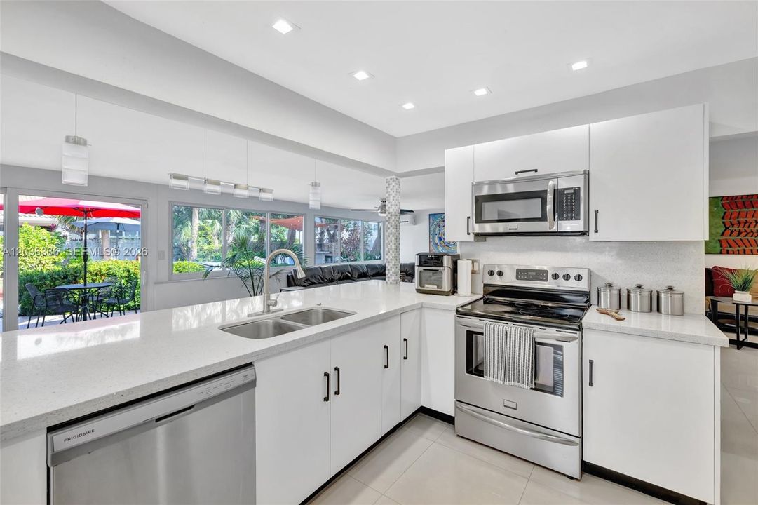 For Sale: $725,000 (3 beds, 3 baths, 1959 Square Feet)