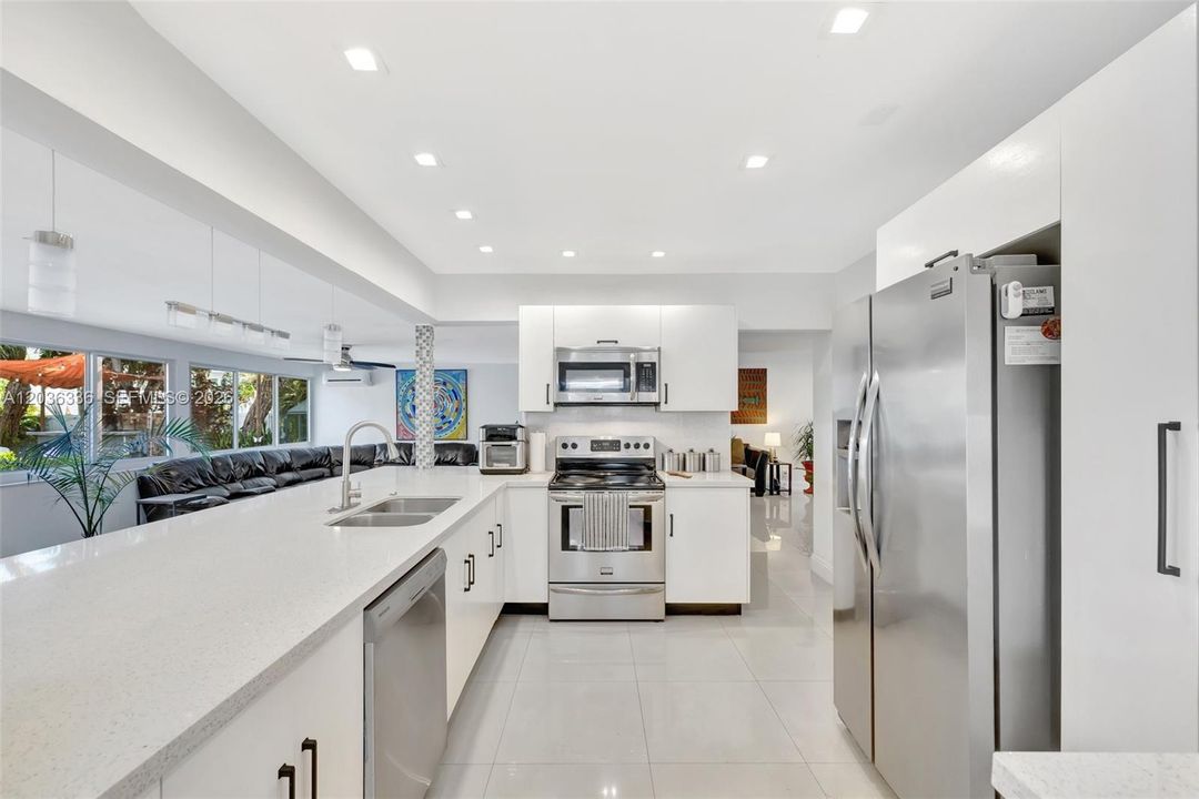 For Sale: $725,000 (3 beds, 3 baths, 1959 Square Feet)