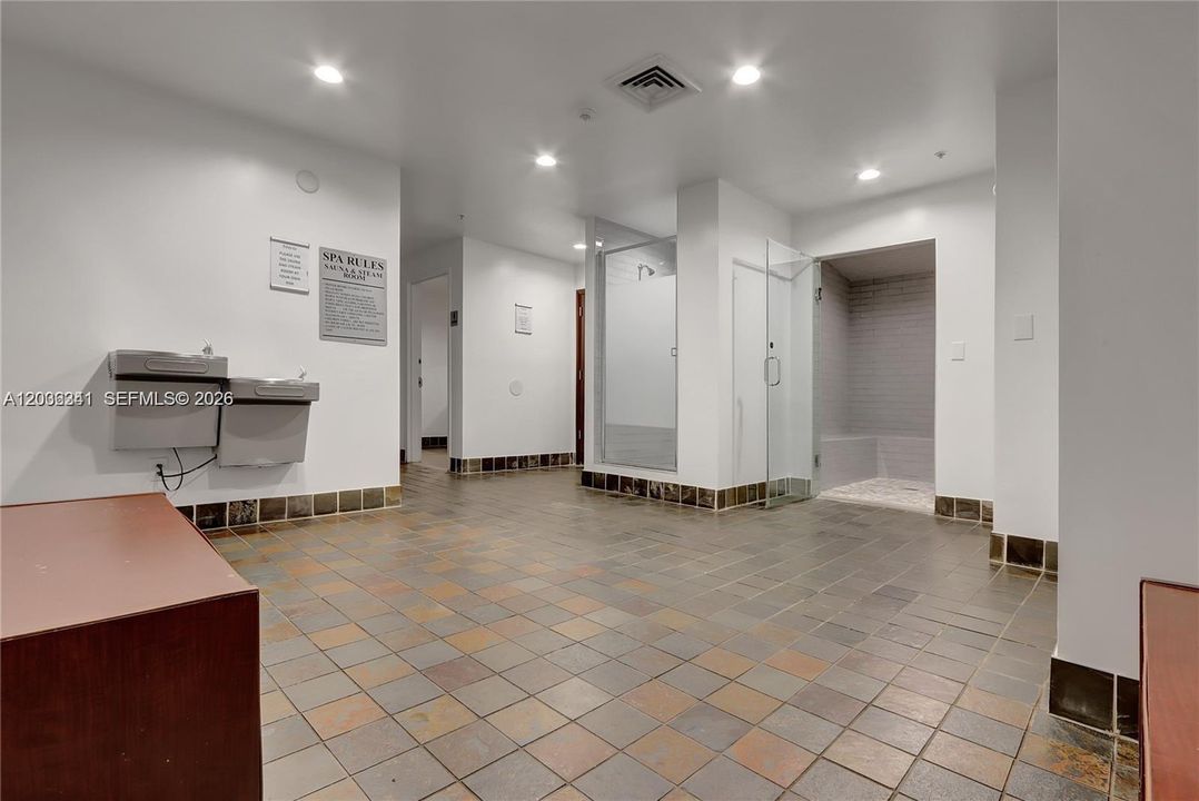 For Rent: $2,350 (1 beds, 1 baths, 703 Square Feet)