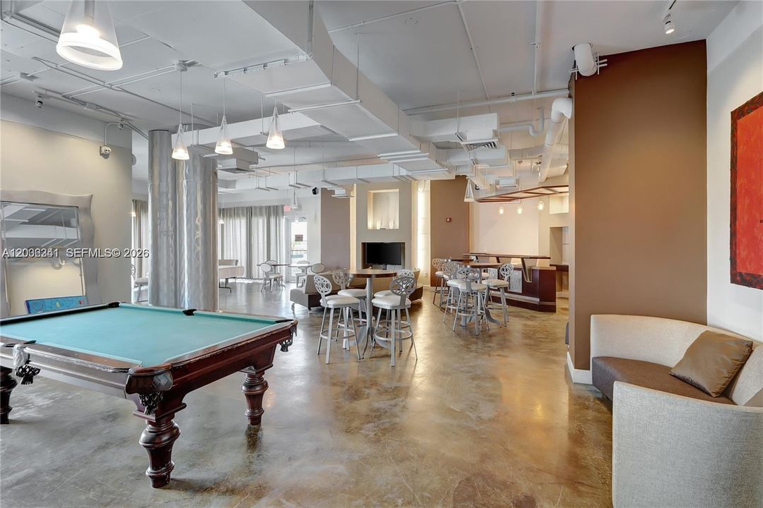 For Rent: $2,350 (1 beds, 1 baths, 703 Square Feet)