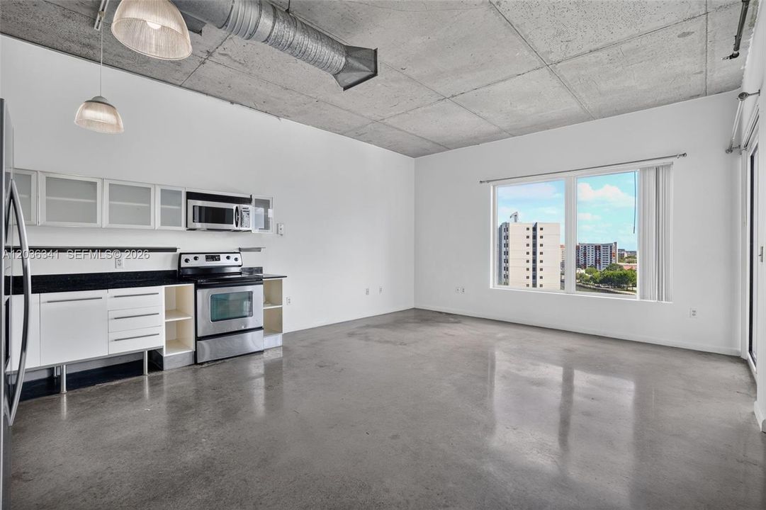 For Rent: $2,350 (1 beds, 1 baths, 703 Square Feet)