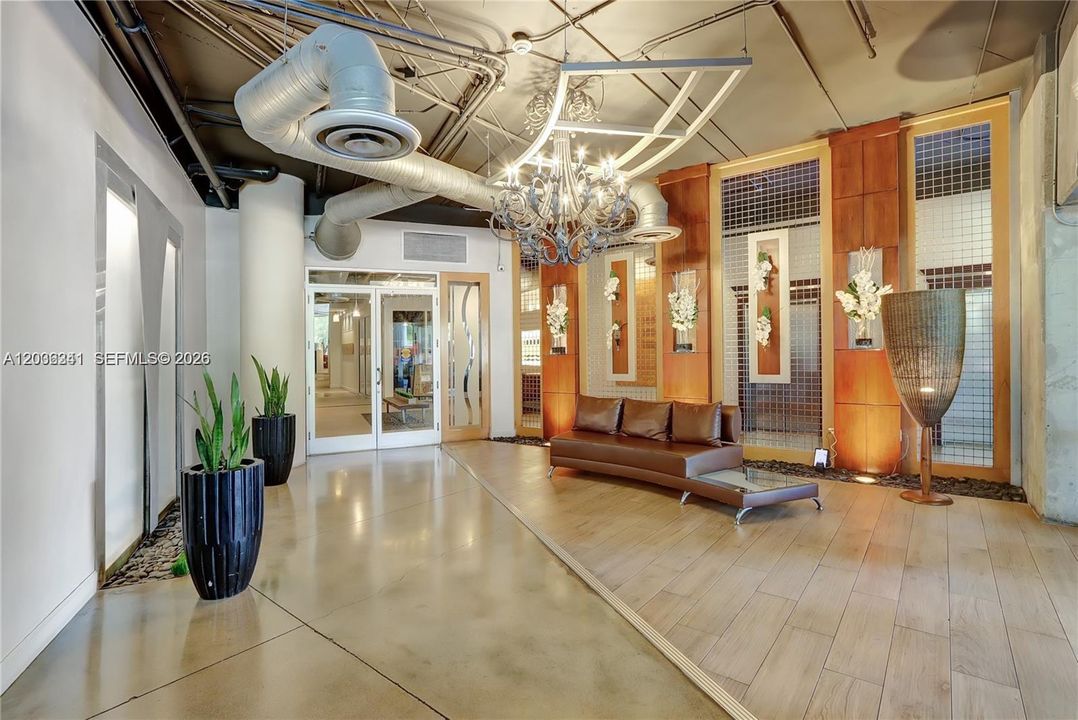 For Rent: $2,350 (1 beds, 1 baths, 703 Square Feet)