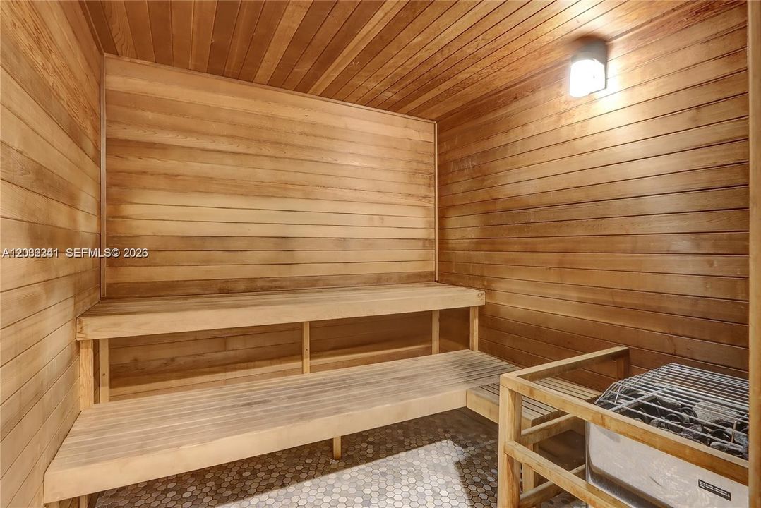 For Rent: $2,350 (1 beds, 1 baths, 703 Square Feet)