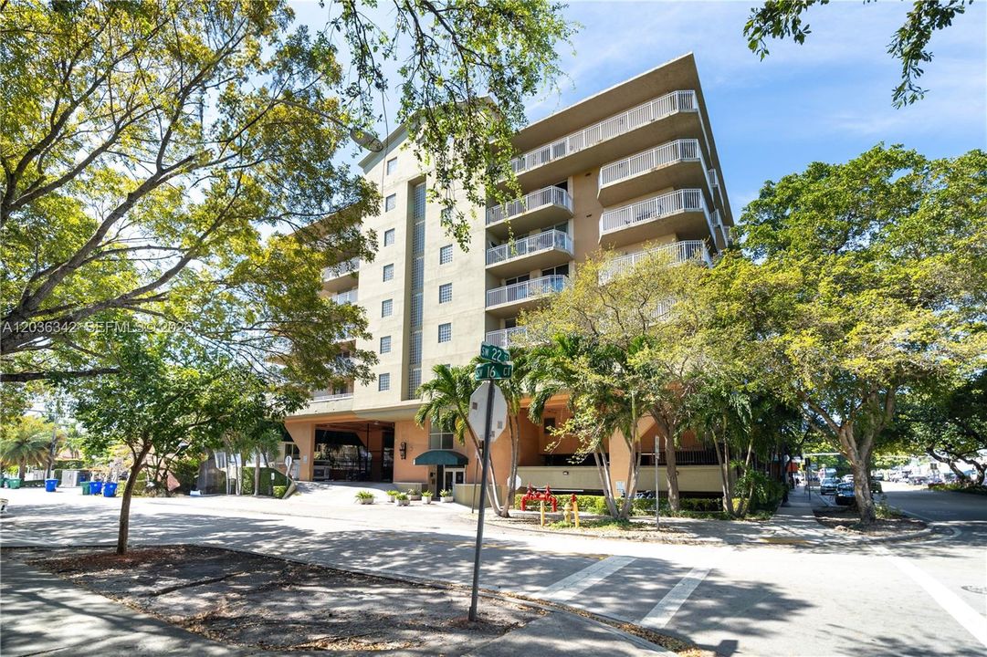For Sale: $400,000 (2 beds, 2 baths, 1030 Square Feet)