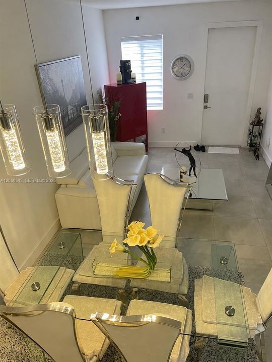 En Venta: $770,000 (4 camas, 3 baños, 1895 Pies cuadrados)