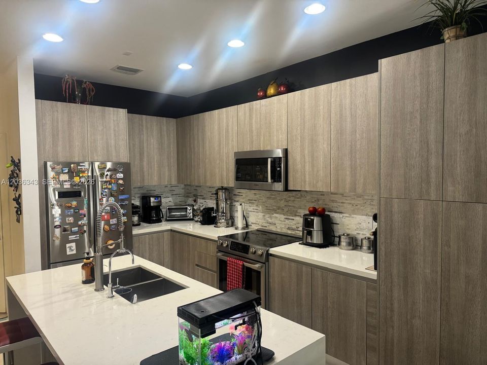 En Venta: $770,000 (4 camas, 3 baños, 1895 Pies cuadrados)