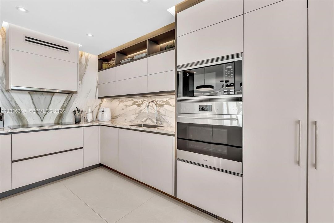 En Venta: $2,650,000 (2 camas, 2 baños, 2320 Pies cuadrados)