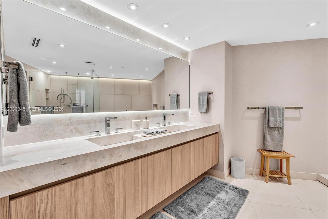 En Venta: $2,650,000 (2 camas, 2 baños, 2320 Pies cuadrados)